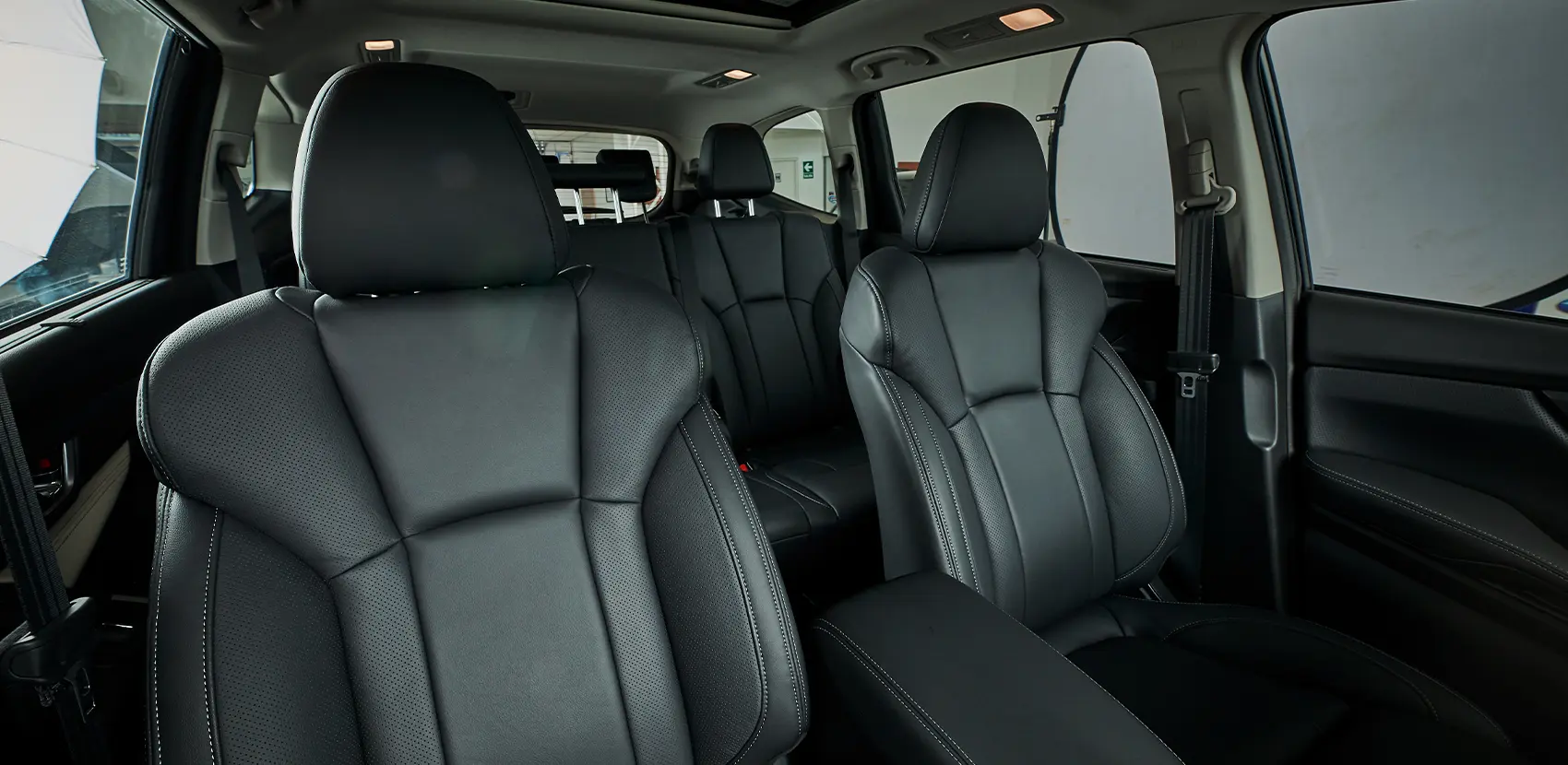  Interior de All New Evoltis desde el frente mostrando asientos delanteros y traseros. 