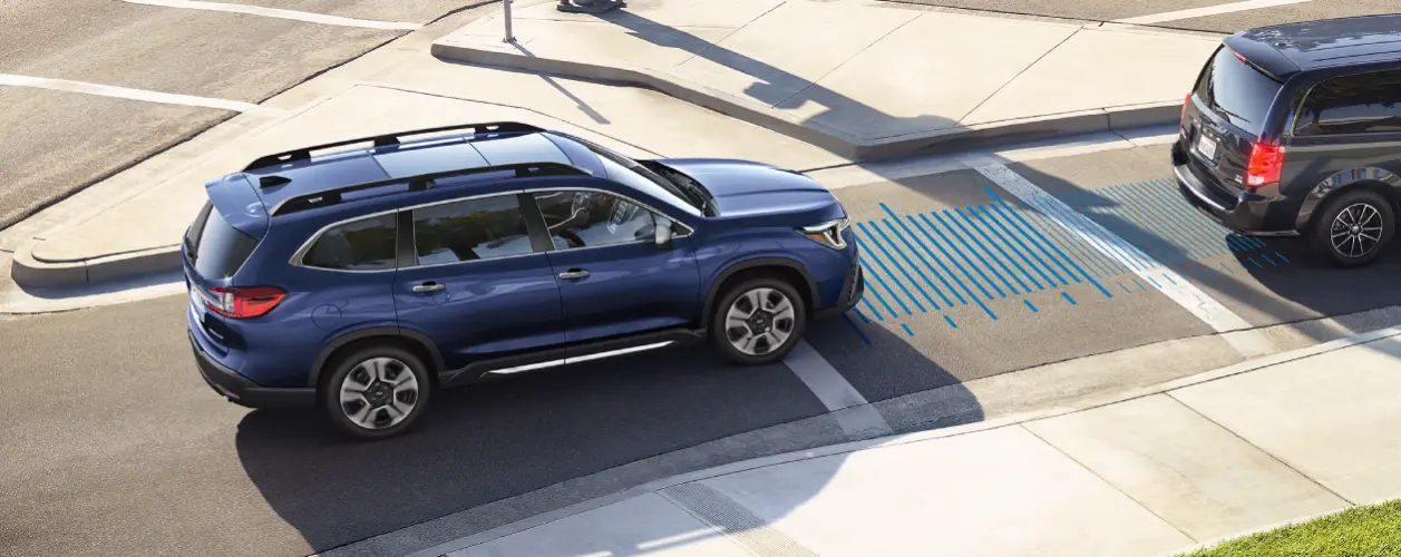 Sensor de distancia de Subaru Evoltis en calle de ciudad con carro en frente. 